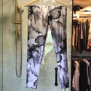 Onzie large leggings. Shiny fabric with grey and black print